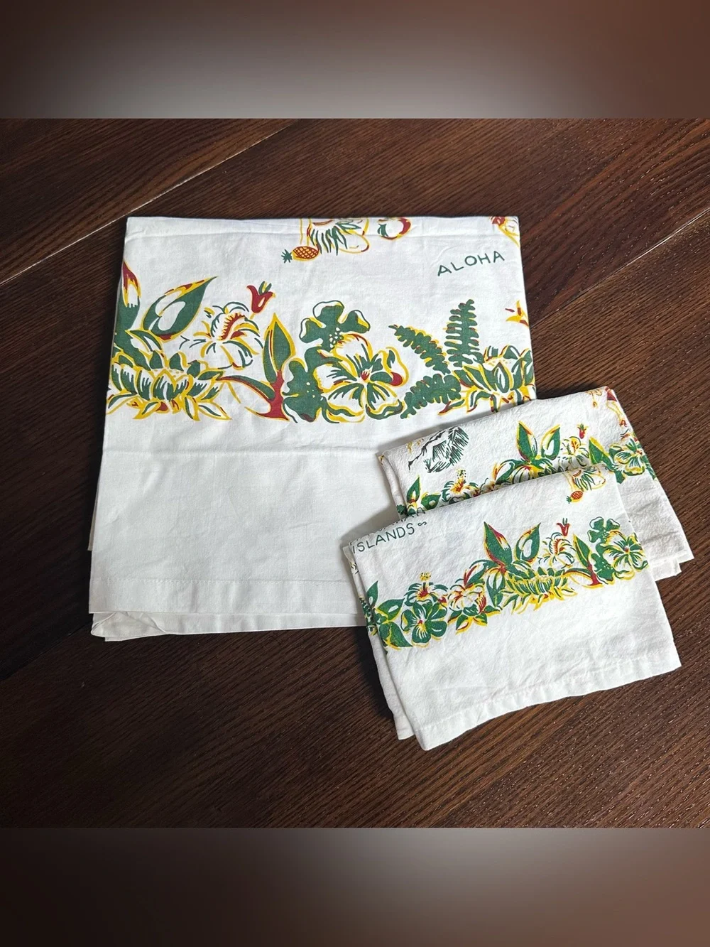 Red & White Kitchen Co Hawaii Map Tablecloth 52